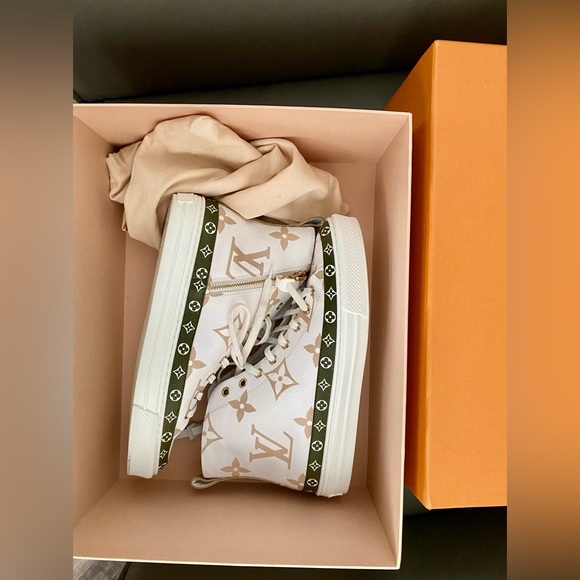 Louis Vuitton - Picture 3 of 12